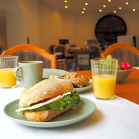 Otel Weinstrasse No 8 
