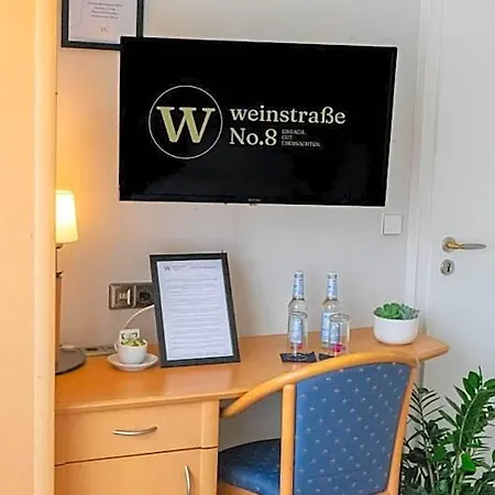 Otel Weinstrasse No 8 